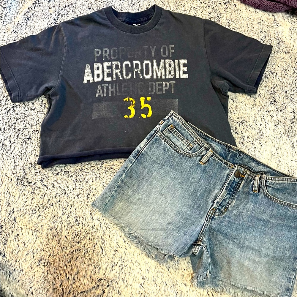 Y2K vintage Abercrombie boys X-Large fits like a women’s medium! Super trendy